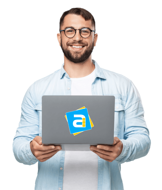 Homem segurando notebook com a logo da alfa sistemas